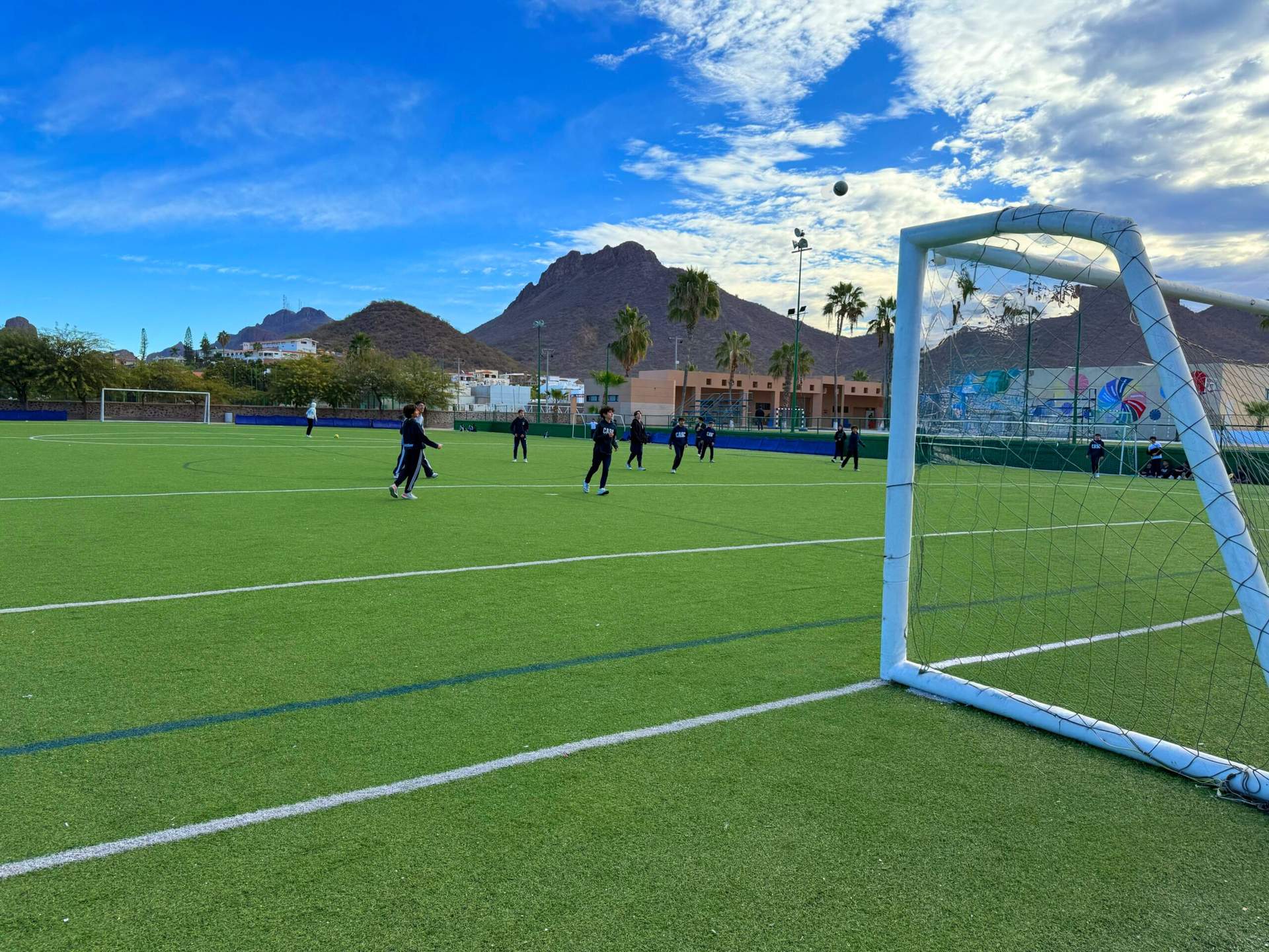 Cancha de futbol de un colegio de Red Aprende