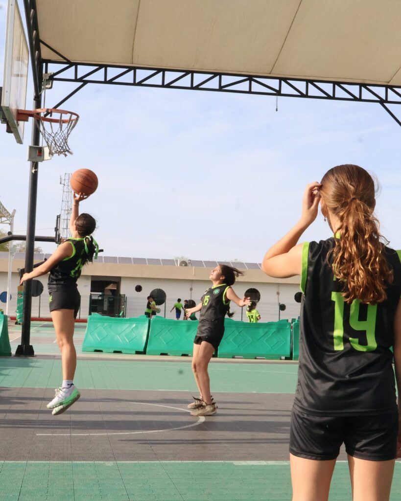 Alumnos del Colegio Alerce jugando básquetbol