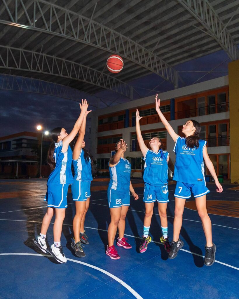 Alumnos del Instituto Anglo Moderno jugando básquetbol